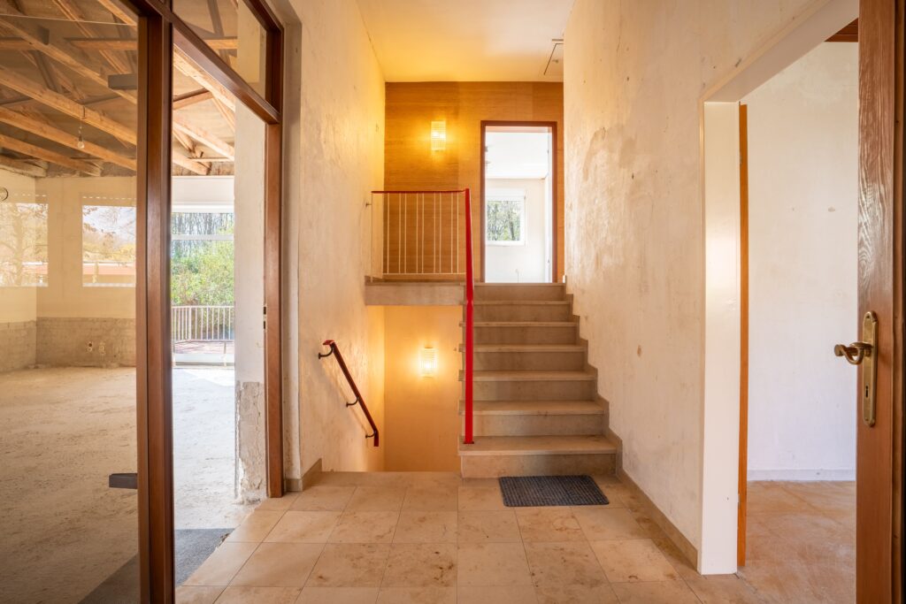 Rohbau Flur mit Treppen