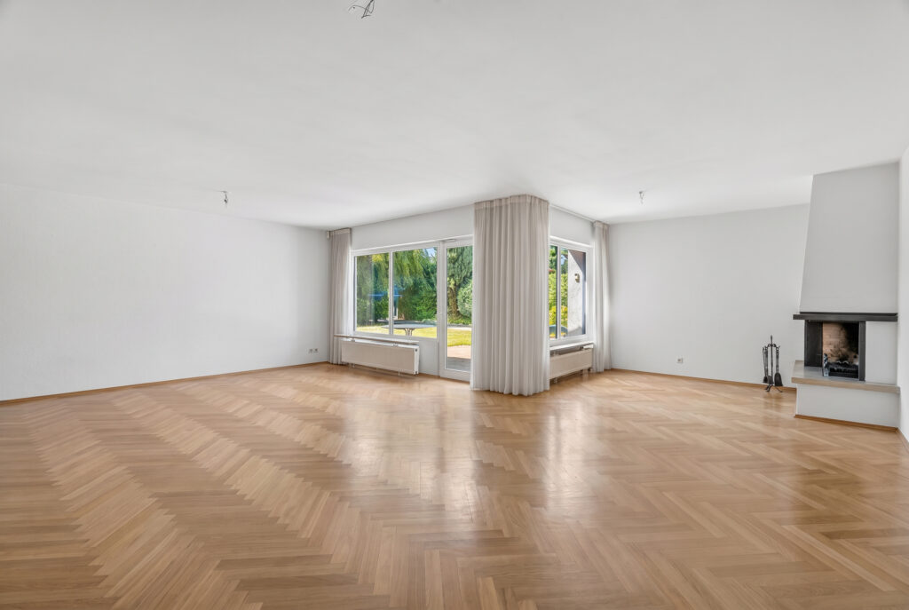 Wohnzimmer mit Kamin Immobilienfoto